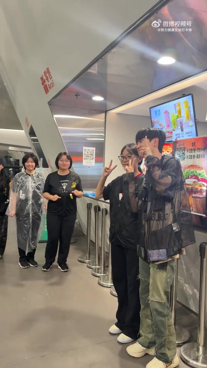 这就是大主播!糖小幽分享:笑死 王心凌演唱会结束变成doinb粉丝见面会